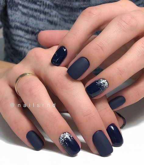 Navy Short Nails Design, Short Gel Nails Dark Colors, Navy Nails Design Winter, Navy Blue Gel Nails Design, Split Nail Color, Navy Blue Gel Nails Short, Nail Designs Navy Blue, Navy Blue Christmas Nails, Navy Winter Nails