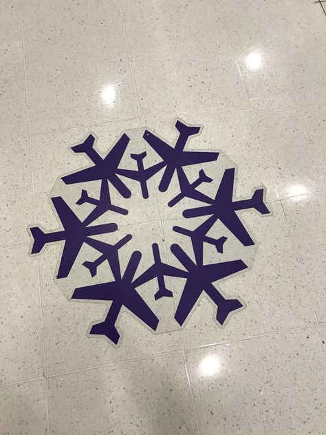 This snowflake decal is made from little airplanes. Aviation Christmas Tree, Airplane Christmas, Christmas Airport, Airplane Christmas Tree, Decoracion Navidad Diy, Hanger Game, Hockey Team Gifts, Machining Metal Projects, Illusion Pictures