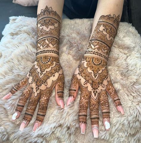 BRADFORD MEHNDI/ HENNA ARTIST on Instagram: "Bridal henna ❤️ ___________________________________________________ Taking bookings for 2023. To book please dm thank you 💕 ___________________________________________________ Comment below and let me know what you girls think of this design? #bradfordhenna #hennabradford #professionalhenna #bride #pakistanibride #hennapowder #naturalhenna #arabichenna #jaguahenna #intricatehenna #howtohenna #hudabeauty #makeup #bride #nikkah #wedding #hennatatto Hindu Wedding Henna, Bridal Henna Aesthetic, Wedding Henna Designs Brides Indian Bridal, Bride Mehendi Design Wedding Mehndi, Wedding Henna Designs Brides Simple, Bridal Mendhi, Mehendi Ideas, Arabic Bridal Mehndi Designs, Nikkah Wedding