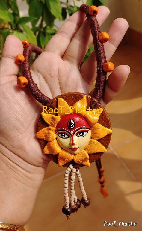 Indian Clay Jewelry, Handmade Pendants Diy, Clay Jewelry Diy Necklace, Clay Pendants Diy, Clay Jewellery Handmade, Totebag Painting, Diy Earrings Easy, Earrings Diy Handmade, Hand Painted Pendant