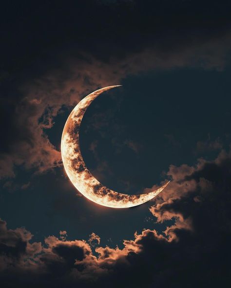 Cresent Moon Pics Aesthetic, Moon Asthetics Photos, Asthetics Photos, Painting Hacks, Magical Moon, Space Beautiful, Braided Bracelet Diy, Sun Moon And Stars, Love Moon