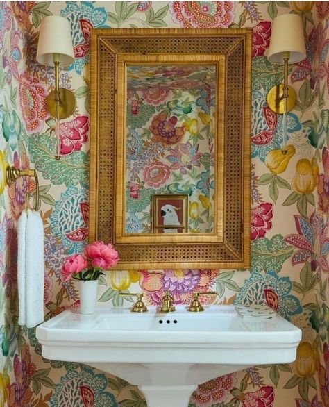 Colorful Powder Room, Vintage Powder Room, Wallpaper Powder Room, Unusual Wallpaper, Small Bathroom Wallpaper, Powder Room Ideas, Powder Room Wallpaper, Wallpaper Bathroom, Powder Room Decor