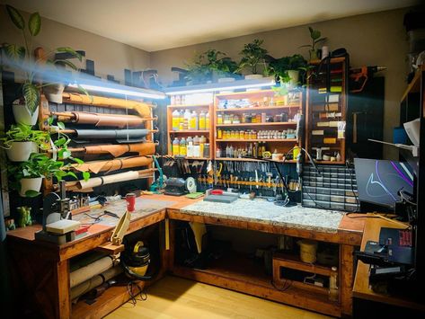 Small Leather Workshop Ideas, Workbench Aesthetic, Leather Workshop Studio, Leather Workshop Ideas, Hobby Room Design, Woodworking Workshop Layout, Upholstery Shop, Workbench Designs, Workbench Plans Diy