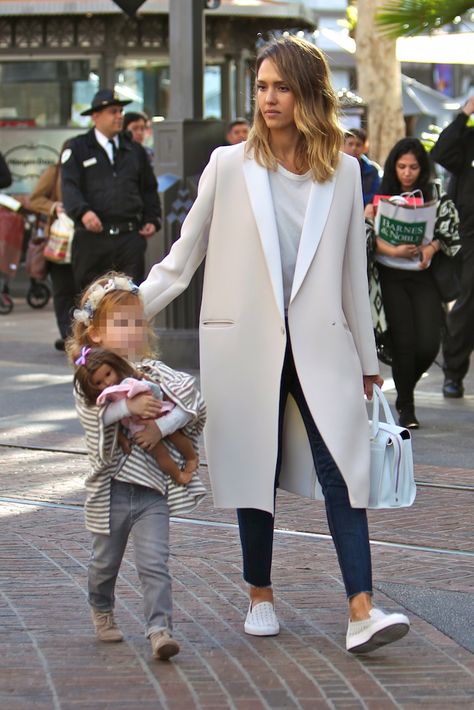 Jessica Alba Casual, Jessica Alba Outfit, Jessica Alba Style, Mum Fashion, Style Muse, Mama Style, Mode Casual, Looks Street Style, Jessica Alba