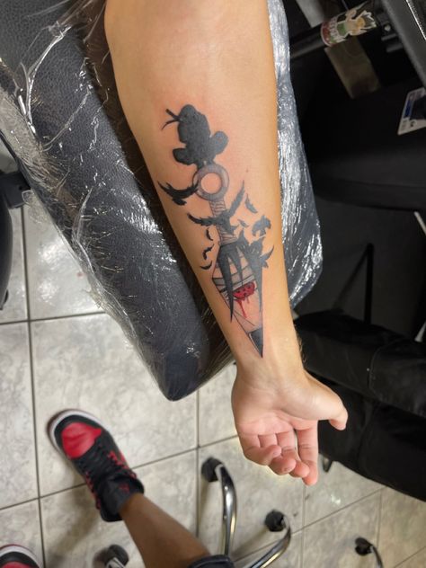 Naruto Neck Tattoo, Itachi Small Tattoo, Small Tattoos For Men Hand, Itachi Kunai Tattoo, Naruto Kunai Tattoo, Uchiha Tattoo Ideas, Itachi Uchiha Tattoo Design, Itachi Uchiha Tattoo Ideas, Itachi Tattoos