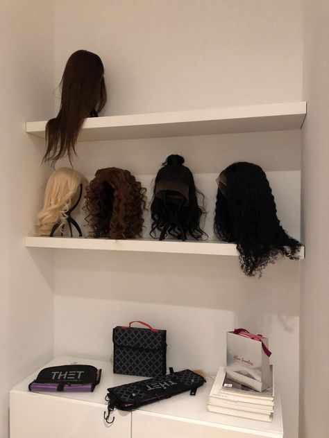 Wig/hair organization without compromise!!! Wig Room Ideas, Wig Organization Ideas, Wig Display Ideas Wall, Wig Organization, Wig Storage Ideas, Wigs Storage Ideas, Hair Organization, Extension Display, Wig Closet