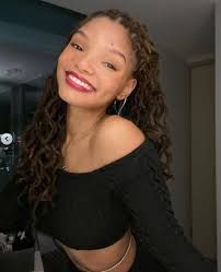 Hallie Bailey, Glossy Red Lipstick, Roxanne Weasley, Chloe And Halle, Chloe X Halle, Halle Bailey, Oc Inspo, Loc Styles, Woman Crush