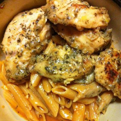 This delicious Garlic Pesto Chicken with Tomato Cream Penne features a great marinade sauce that is full of flavors the whole family is sure to enjoy! Garlic Pesto Chicken, Garlic Pesto, Penne Recipes, Chicken Tomato, Resep Pasta, Garlic Marinade, Crock Pot Recipes, Weekend Meals, Chicken Food