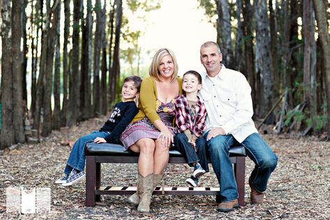 Family Photos Sitting On Bench, Family Photo Poses On Bench, Bench Photography Poses Family, Family On Bench Photo, Family Photos With Bench, Bench Family Photoshoot, Sitting On A Bench Poses, Family Sitting Poses, Bench Photoshoot