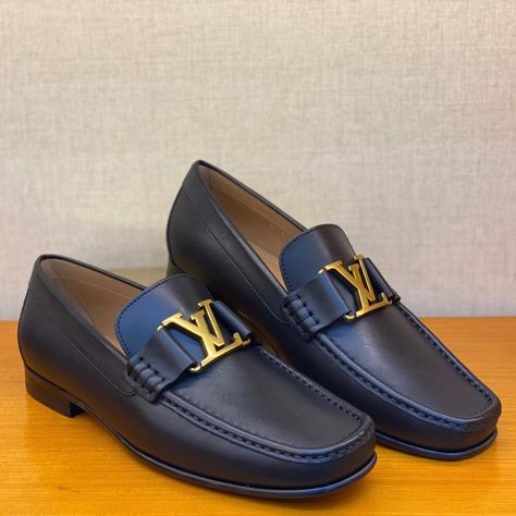 Luis Viton, Lv Loafers, Lv Men Shoes, Nike Louis Vuitton, Louis Vuitton Shoes Sneakers, Black Men Fashion Swag, Moccasins Mens, Luxury Sneakers, Mens Fashion Classy