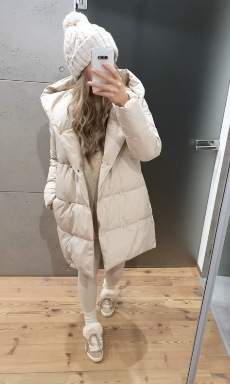 Winter Outfits Puffer, Warm Winter Outfit, Minimalist Winter Outfit, Women Puffer Jacket, Puffer Jackets For Women, Autumn Street, Oversized Puffer Jacket, Perfect Winter Outfit, Cold Fashion