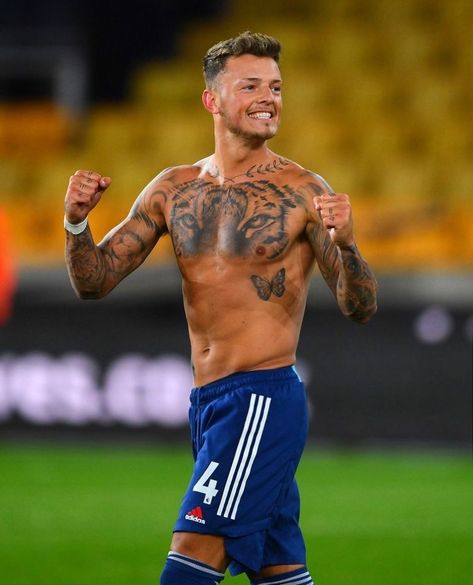 Ben White Arsenal, Soccer Player Tattoos, Arsenal Tattoo, Ben White, Sports Mix, Back Piece Tattoo, Cool Chest Tattoos, Getting A Tattoo, Chest Piece Tattoos