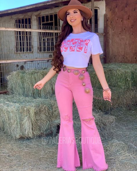 Pink Bell Bottoms Outfit, Western Jeans Outfit, Women Western Outfits, Takuachita Outfits, Barbie Cowgirl, Bell Bottoms Outfit, Nashville Outfit, Flare Jeans Outfit, Cowgirl Style Outfits