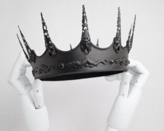 Items similar to Gothique 2.0 - Evil Queen Crown Evil Queen Tiara Black Crown Black Tiara Filigree Tiara Maleficent Tiara Gothic Tiara Regina OUAT Crown on Etsy King Dragon, Evil King, Crown Aesthetic, Diy Kostüm, Black Crown, Red Queen, Dragon Slayer, Crystal Palace, Evil Queen