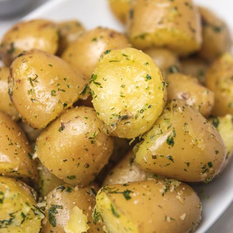 Buttery Boiled Potatoes Recipe with Fresh Herbs - The Dinner Bite Small Potatoes Recipe Stove, Boiled Baby Potato Recipes, Boiled Potato Recipes, Boiled Potatoes Recipe, Potatoes On The Stove, Gold Potato Recipes, Boiled Baby Potatoes, Baby Potato Recipes, Buttery Potatoes