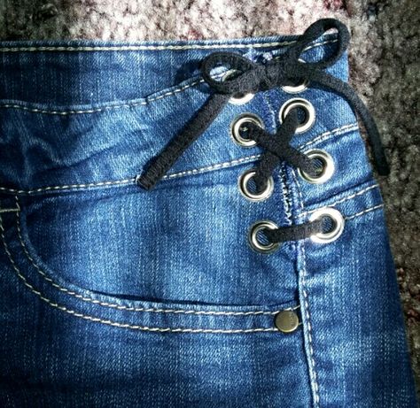 Early-pregnancy (or PMS) jeans hack: split the side seams, set a few grommets, lace them up and voila: adjustable-belly jeans!!! Eyelet Jeans Diy, Grommet Jeans, Creativity Projects, 80s Glam Rock, Lace Up Jeans, Bow Jeans, Sewing Jeans, Eyelets & Grommets, Early Pregnancy