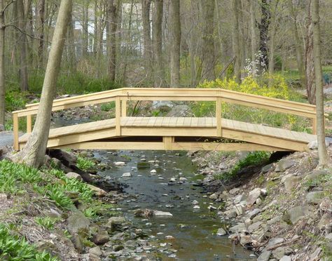 Yard Bridge, Garden Bridge Design, Backyard Bridges, Outdoor Bridges, Bridge Ideas, Pond Bridge, Backyard Walkway, Backyard Fireplace, Wooden Bridge