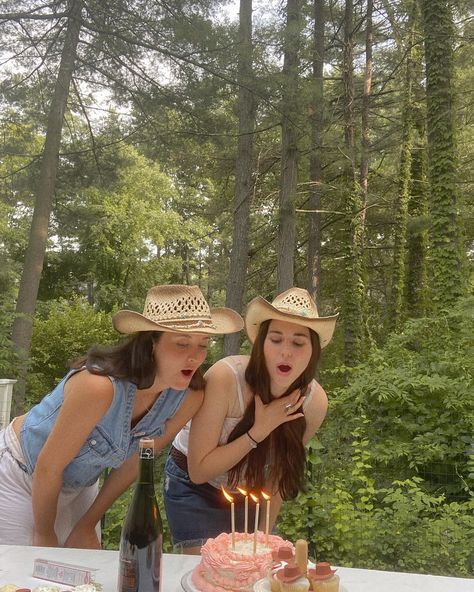 Rodeo 30th Birthday, Cowgirl Birthday Aesthetic, Western Bday Party, Coastal Cowgirl Birthday Party, Coastal Cowgirl Birthday, Cowgirl Picnic, Coastal Cowgirl Party, Bday Picnic, Country Birthday Party