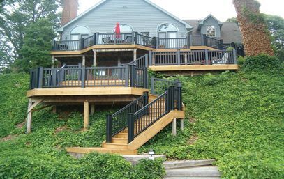 Gorgeous multilevel deck. Hillside Deck, Backyard Deck Ideas, Deck Design Ideas, Multi Level Deck, Sloped Yard, Sloped Backyard, Building A Porch, Deck Porch, Hillside Landscaping