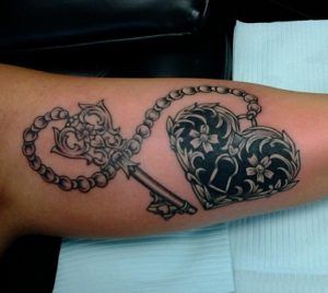 Do you know lock and key tattoo designs? Here are the latest 23 Lock and Key Tattoo Designs that you may like to try. Lock Key Tattoos, Lock And Key Tattoo, Heart Locket Tattoo, Tattoo Main, Key Tattoo Designs, Lock Tattoo, Locket Tattoos, Tatuagem Masculina Pequena, Sacred Heart Tattoos