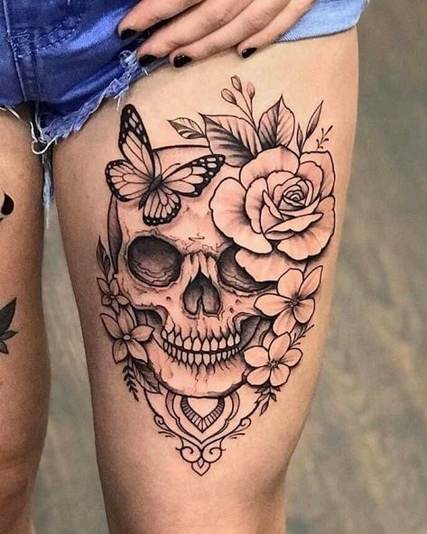 Witchy Finger Tattoos, Tropisches Tattoo, Pretty Skull Tattoos, Floral Skull Tattoos, Girly Skull Tattoos, Skull Thigh Tattoos, Skull Tattoo Flowers, Feminine Skull Tattoos, Skull Rose Tattoos