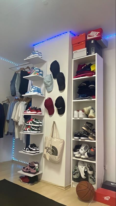 Nike Room Ideas, Drip Room Ideas, Apartment Decorating For Men Bedroom, Street Wear Room Ideas, Nike Room Decor, Hypebeast Room Ideas, Mens Room Decor, Sneakerhead Room, Mens Bedroom Decor