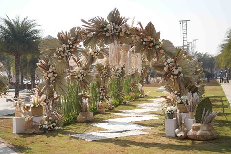 Boho Mehendi Decor, Chilanga Mulilo, Lemon Themed Wedding, Haldi Decoration Ideas, Sunflower Wedding Decorations, Debut Ideas, Dream Wedding Reception, Wedding Stage Backdrop, Wedding Decor Photos