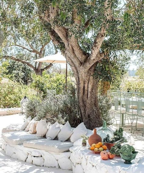 Mediterranean Outdoor Living Spaces, Mediterranean Courtyard Ideas, Greek Garden Ideas, Italian Backyard Ideas, Mediterranean Garden Courtyard, Mediterranean Backyard Ideas, Mediterranean Backyard, Beach House Garden, Mediterranean Garden Design