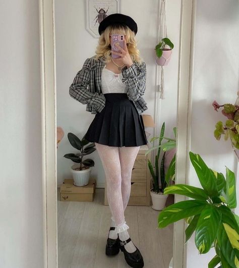 Baret Outfit, Ootd Aesthetic, Purple Outfits, Kawaii Fashion Outfits, Black And Purple, Berets, Really Cute Outfits, Kawaii Clothes, Mode Inspiration