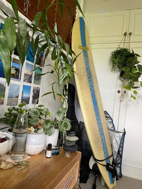 Surfy Bedrooms, Surfboard In Room, Hawaii Dorm Room, Surf Bedroom Ideas, Beach Aesthetic Room Ideas, Surfer Bedroom Aesthetic, Surfer Girl Room Aesthetic, Surf Aesthetic Bedroom, Beach Bedroom Aesthetic