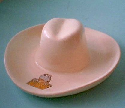 Haldeman Caliente pottery cowboy hat ashtray Cowboy Hat Ashtray, Cowboy Hat Pottery, Cowboy Hat Ceramic, Cowboy Pottery, Clay Cowboy Hat, Cute Pinch Pot Ideas, Pottery Ideas Handbuilt, Ceramic Ash Tray, Ideas Ceramica