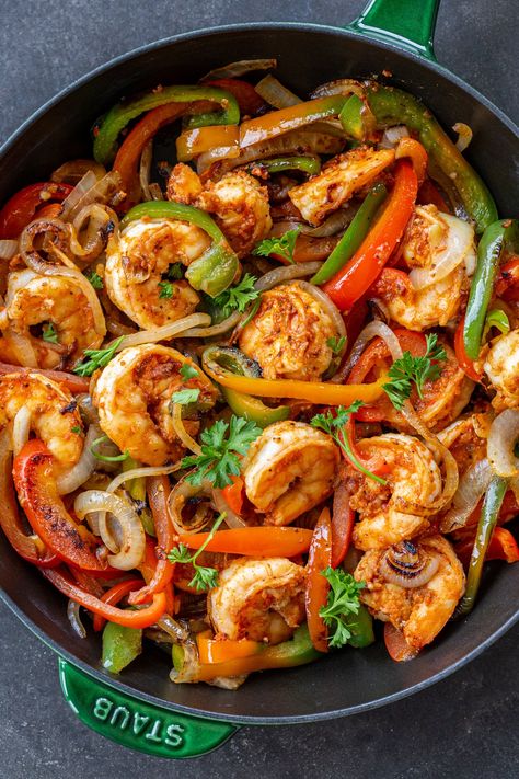 30 Minute Shrimp Fajitas (OnePan) - Momsdish Shrimp Fajitas Skillet, Shrimp Fajita Recipe, Fajita Seasoning Recipe, Steak Fajita Recipe, Mexican Corn Salad, Blackened Shrimp, Homemade Fajita Seasoning, Fajitas Recipe, Shrimp Fajitas