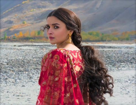 Alia Bhatt In Kalank, Roop Kalank, Hairstyles For Gowns, Bollywood Aesthetic, Desi Wedding Dresses, Indian Look, Casual Indian Fashion, Bollywood Outfits, Indian Photoshoot