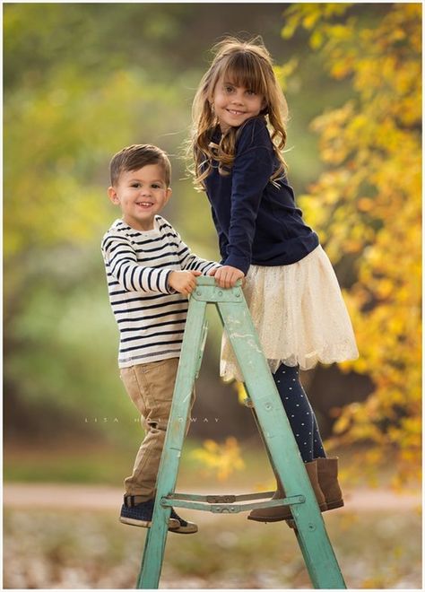 Brother And Sister Photoshoot, Sisters Photography Poses, Brother Sister Photography, Sibling Photography Poses, Sibling Photo Shoots, Brothers Photography, Sibling Pictures, Sister Photography, Family Photoshoot Poses