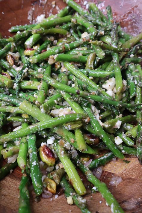 Lemon & Feta Grilled Asparagus Salad Grilled Asparagus Salad, Salad With Feta, Breakfast Appetizers, Protein Pasta, Fresh Salad Recipes, Feta Recipes, Asparagus Salad, Must Have Kitchen Gadgets, Fresh Salad