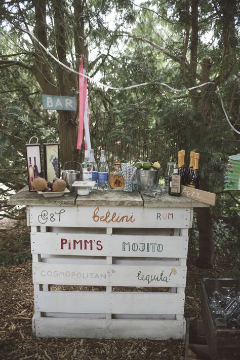 House Party Wedding, Bar En Palette, Quirky Diy, Diy Wedding Bar, Diy Outdoor Bar, Pallet Wedding, Pallet Bar, Pallet Decor, Bar Cart Decor