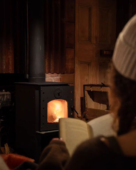 Fire ✔️ Book ✔️ Nothing else ✔️ 📷 @nanikanter & @roadynz Cozy Home Aesthetic, Cosy Bathroom, Cabin Aesthetic, Restaurant Concept, Winter Cabin, Little Cabin, Home Aesthetic, Cabin Life, Mountain Cabin