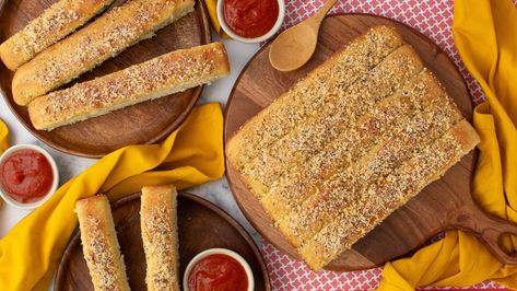 Let this copycat recipe for Pizza Hut breadsticks take you on a trip down memory lane with the perfect fluffy, crispy, cheesy, salty-herby breadsticks . Pizza Hut Recipe, Copycat Pizza Hut, Pizza Hut Breadsticks, Breadstick Recipe, Red Pizza Sauce, Recipe For Pizza, Breadsticks Recipe, Cheesy Breadsticks, Bread Sticks Recipe