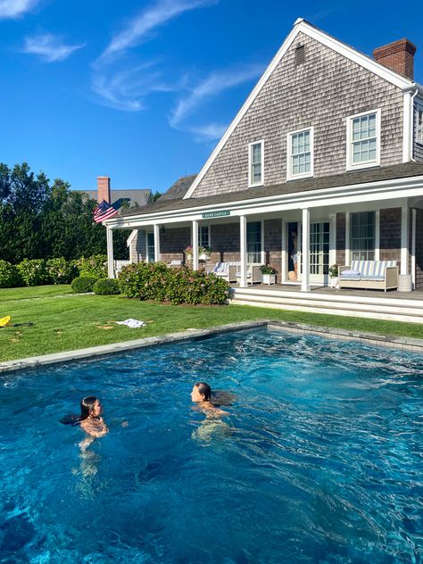 House In The Hamptons Aesthetic, Dream Home Outside View, Rich Costal Aesthetic, Beach House New England, Nantucket Aesthetic House, Summer House Aesthetic Beach, Costal Mansions, Aesthetic Coastal House, Hamptons Lifestyle Aesthetic