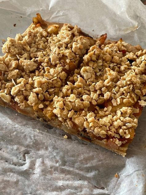 Apple crumble bars Apple Crumble Aesthetic, Crumble Aesthetic, Healthy Crumble, Bars Aesthetic, Kristen Callihan, Apple Crumble Bars, Dessert Apple, Recipe Aesthetic, Crumble Bars