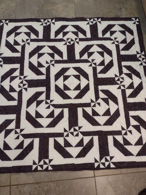 Disappearing Pinwheel, Disappearing Blocks, Hst Quilts, Top Of The Stairs, Diy Quilt, Quilt Ideas, Patchwork Quilts, 2 Colours, Quilt Patterns