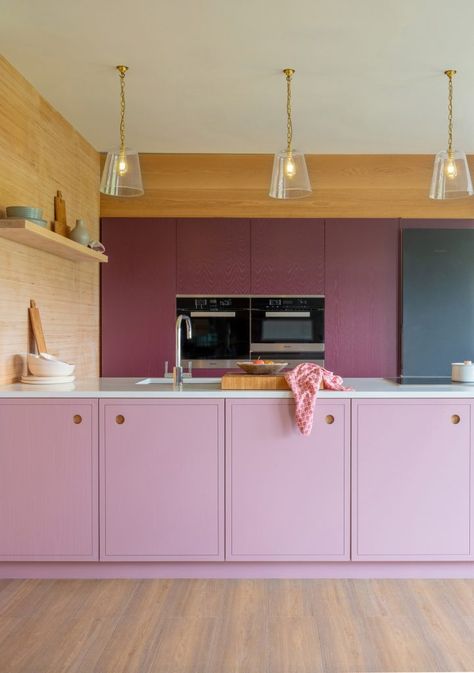 Naked Kitchens | Blog Naked Doors, Pink Kitchen Cabinets, Two Toned Kitchen Cabinets, Colourful Interiors, Bright House, Kitchen 2022, Pink Cabinets, Best Kitchen Colors, Kitchen 2021