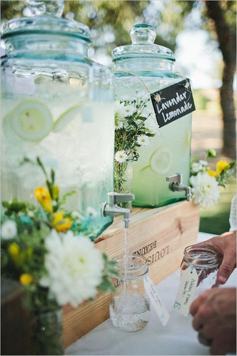 lemonade wedding drink dispenser for outdoor wedding ideas Country Picnic, Theme Garden, Vintage Garden Parties, Picnic Theme, Outdoor Baby Shower, Lavender Lemonade, Garden Wedding Decorations, Outdoor Baby, Wedding Drink