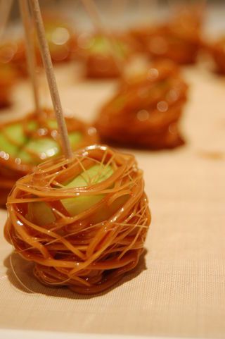 mini caramel apples, using a melon baller Caramel Apple Bites, Apple Food, Apple Bites, Entertaining Desserts, Mini Caramel Apples, Candy Maker, Apple Bite, Gooey Caramel, Spun Sugar