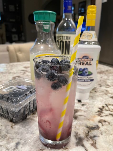 Blueberry Vodka Recipes, Blueberry Vodka Drinks Recipes, Smirnoff Blueberry Vodka Recipes, Blue Lemonade Alcohol Drink, Vodka Blueberry Lemonade, Dream Bars, Blueberry Lemonade, Diy Drinks, Yummy Alcoholic Drinks