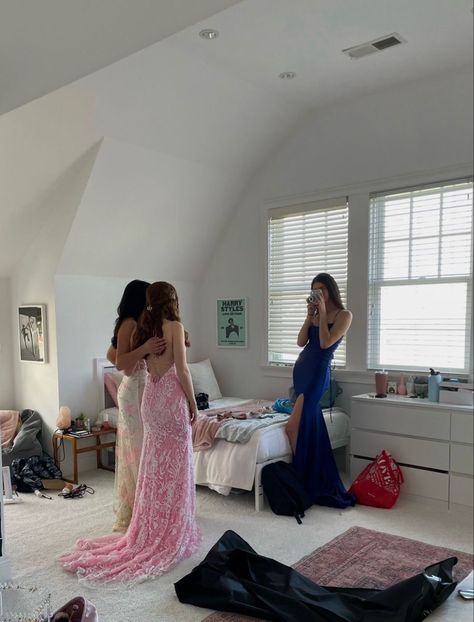 friendships Prom Picture Poses, Prom Photoshoot, Prom Dress Inspo, Prom Photography, Jr Prom, Photography Trends, Prom Poses, Short Prom Dresses, Group Shots