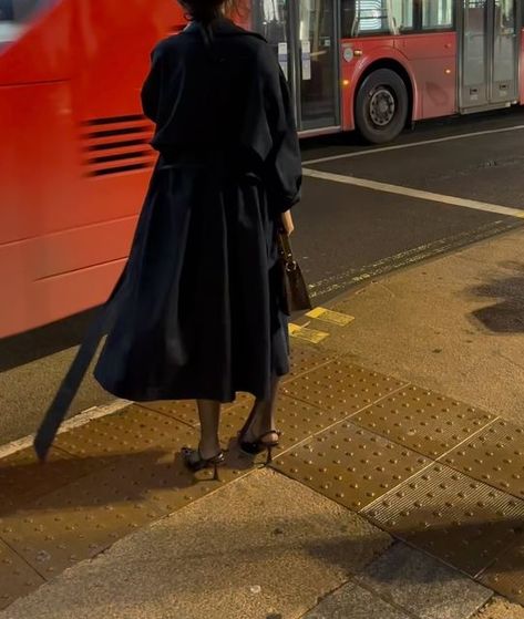 Pumps Outfit, Navy Trench Coat, Trench Coat Outfit, Regent Street, Heels Brown, Dark Feminine Aesthetic, Dark Feminine, Long Trench, London Street Style