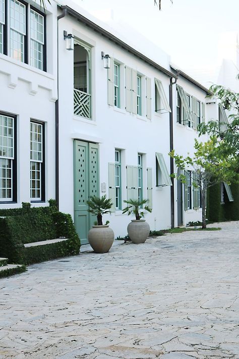 alys-beach-white-houses-green-shutters White Stucco House, Case Creole, Alys Beach Florida, Curbside Appeal, Beach Architecture, Green Shutters, Cape Dutch, Beach House Living Room, Stucco Homes