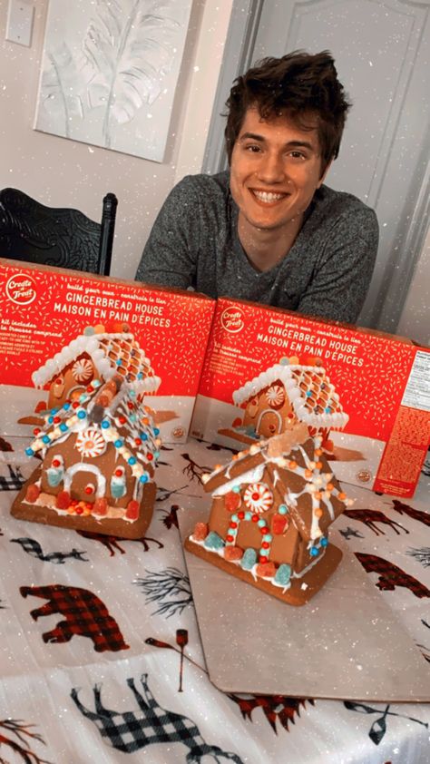 Date Ideas For Christmas Time, Cute Date Ideas For Christmas, Couple Gingerbread House Pictures, Holidays Couple Goals, Double Date Ideas Winter, Date Ideas Aesthetic Winter, Christmas Crafts For Couples, Christmas With Boyfriend Aesthetic, Christmas Activities Couples