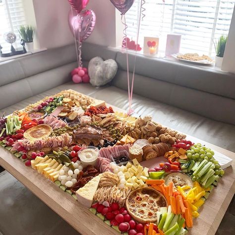 Party Food Grazing Table, Hen Party Buffet, Hens Grazing Table, Hen Do Food Platter, Hen Party Grazing Table, Hen Do Food Ideas, Hen Do Food, Easter Grazing Table, Pink Grazing Table